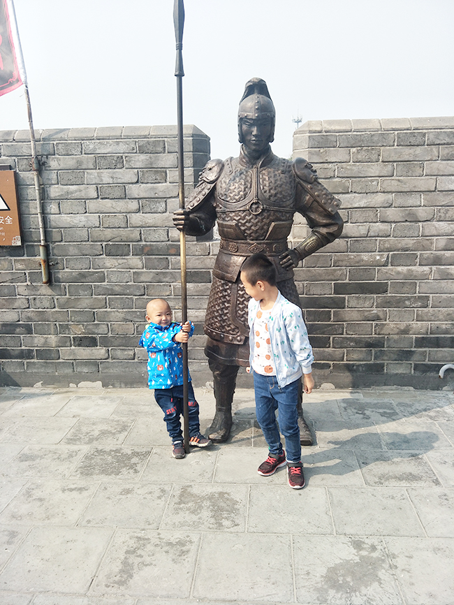 赵轩毅和他小老弟在青州城墙上